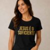 Baby Look Cristã Jesus é o Suficiente Preta | KeA Shop Modelo vestindo a Baby Look Cristã Jesus é o Suficiente preta da KeA Shop.