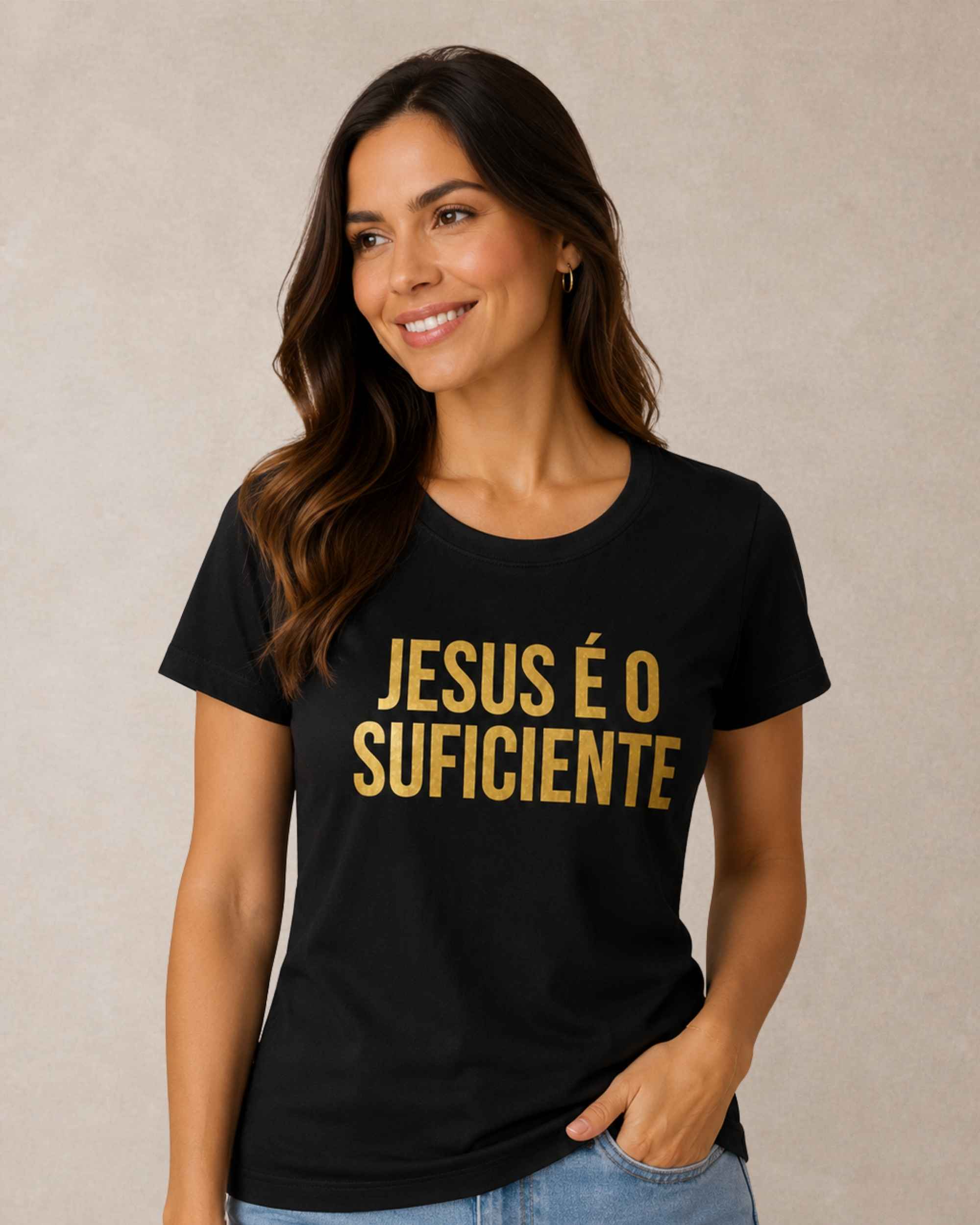 Baby Look Cristã Jesus é o Suficiente Preta | KeA Shop Modelo vestindo a Baby Look Cristã Jesus é o Suficiente preta da KeA Shop.