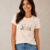 Baby Look Cristã Jesus Off White | KeA Shop Modelo vestindo a Baby Look Cristã Jesus off white da KeA Shop.