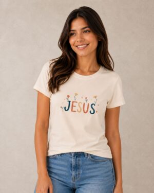 Inicio 42 Modelo vestindo a Baby Look Cristã Jesus off white da KeA Shop.