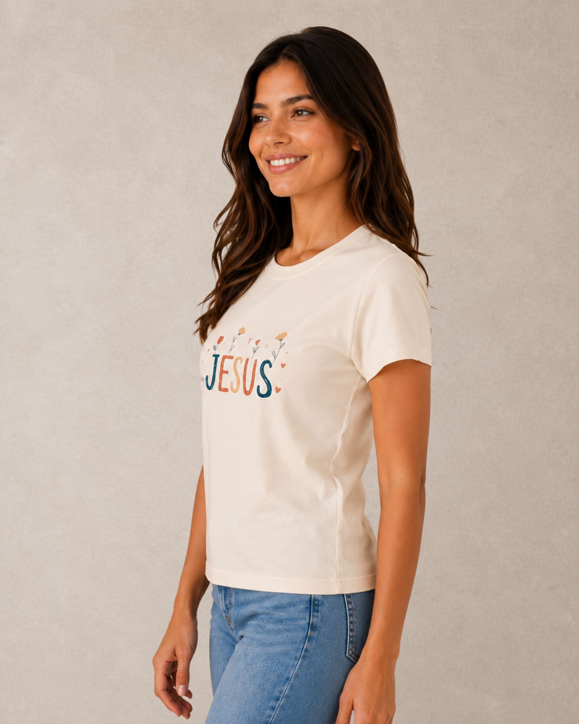 Baby Look Cristã Jesus Off White | KeA Shop Vista lateral da Baby Look Cristã Jesus off white da KeA Shop em modelo.