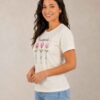 Vista lateral da Baby Look Cristã Transborde off white da KeA Shop em modelo.