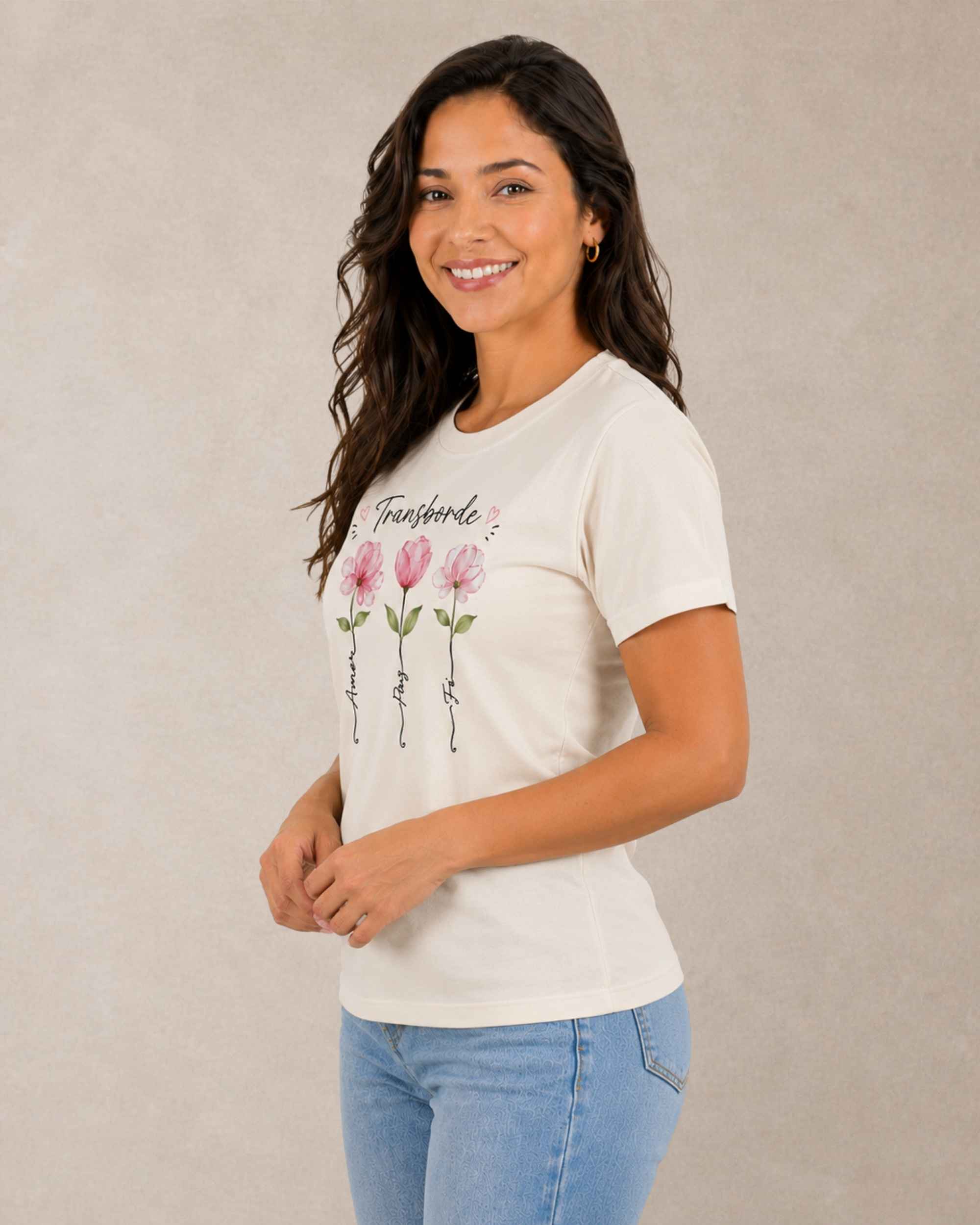 Vista lateral da Baby Look Cristã Transborde off white da KeA Shop em modelo.
