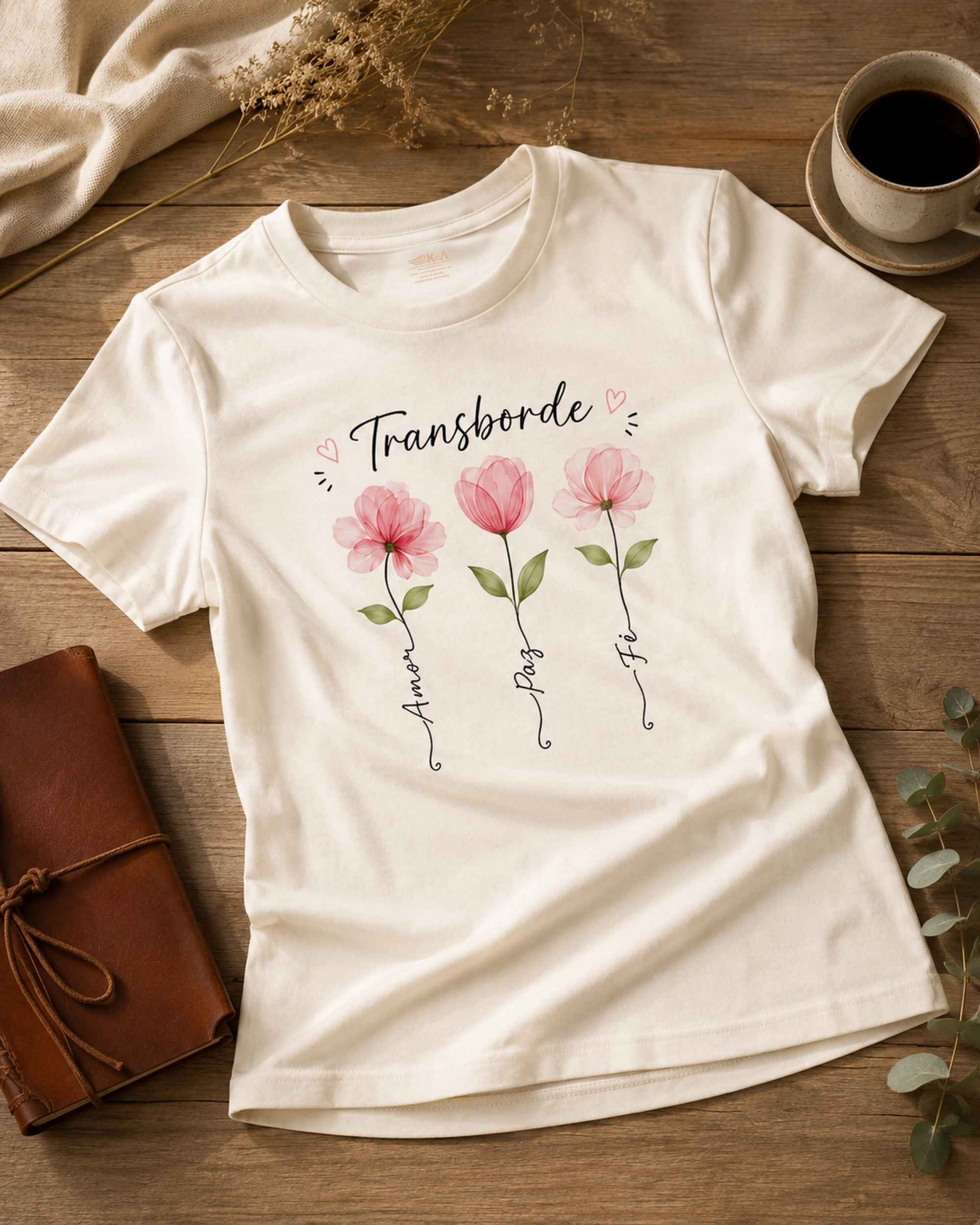 Baby Look Cristã Transborde off white 100% algodão da KeA Shop em fotografia flat lay.
