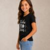 Camiseta Infantil Cristã Tenha Fé em Deus Preta | KeA Shop Vista lateral da Camiseta Infantil Cristã Tenha Fé em Deus preta em criança, da KeA Shop.
