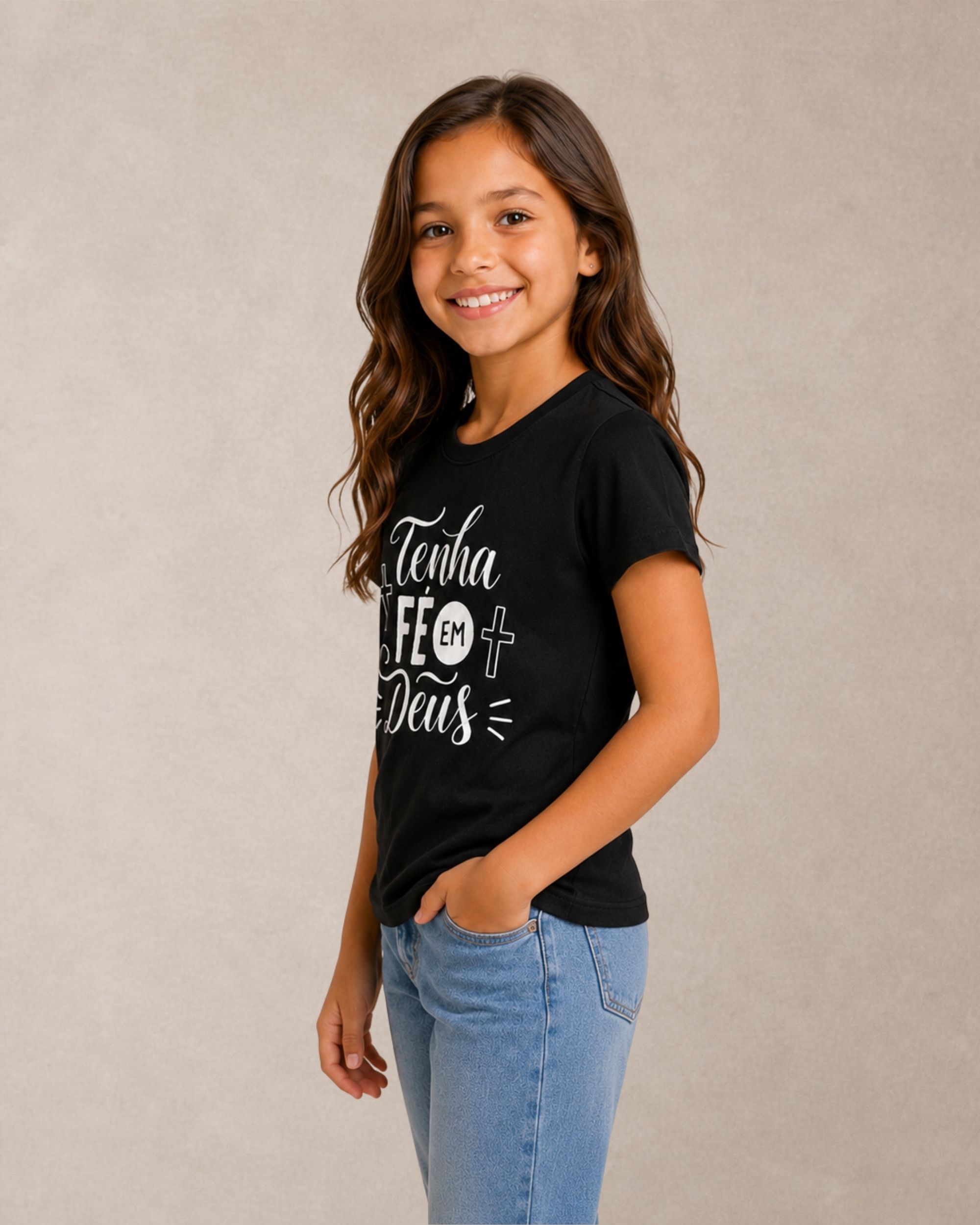 Camiseta Infantil Cristã Tenha Fé em Deus Preta | KeA Shop Vista lateral da Camiseta Infantil Cristã Tenha Fé em Deus preta em criança, da KeA Shop.