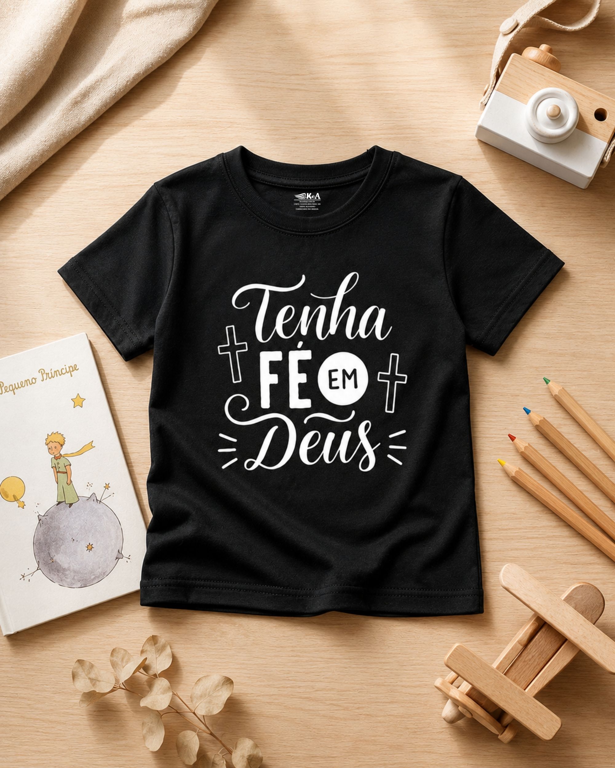 Camiseta Infantil Cristã Tenha Fé em Deus Preta | KeA Shop Camiseta Infantil Cristã Tenha Fé em Deus preta 100% algodão da KeA Shop em fotografia flat lay.