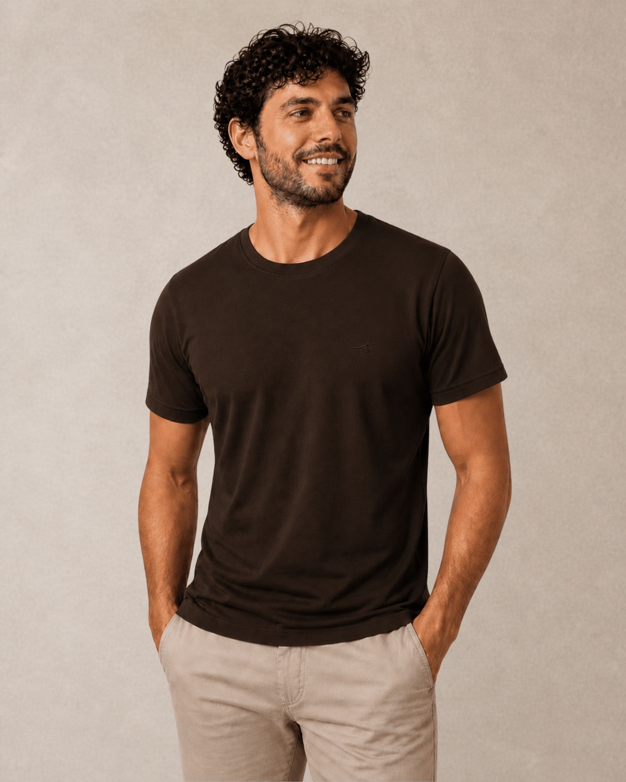 camiseta lisa bordada marrom